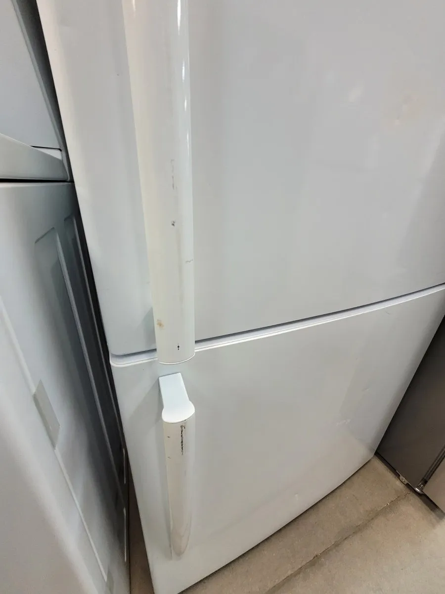 RB17N6DWE - REFRIGERATORS - Hisense - Bottom Freezer - White - Open Box